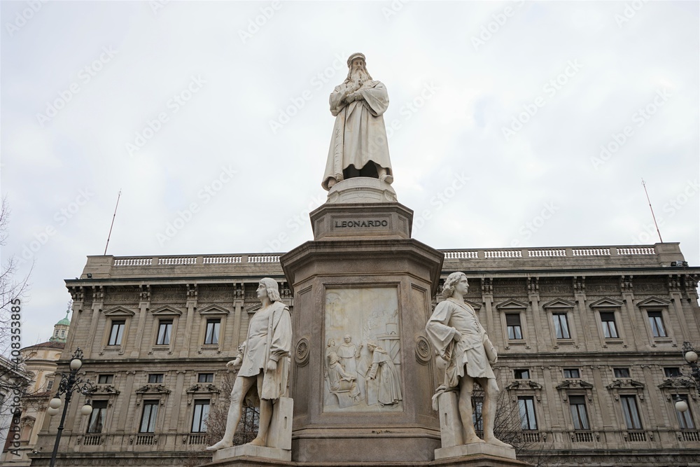 Monument of Leonardo at Piazza della Scala in Milan, Italy - レオナルド・ダ・ヴィンチの銅像 スカラ広場 ミラノ イタリア