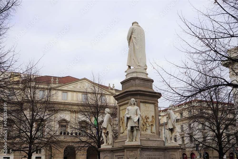 Fototapeta premium Monument of Leonardo at Piazza della Scala in Milan, Italy - レオナルド・ダ・ヴィンチの銅像 スカラ広場 ミラノ イタリア