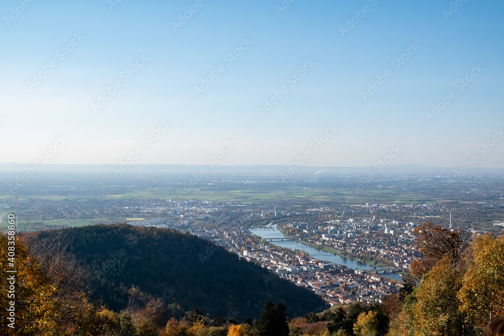 Weitblick über die Rheinebene mit Fokus auf Mannheim und Heidelberg