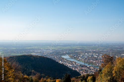 Weitblick über die Rheinebene mit Fokus auf Mannheim und Heidelberg