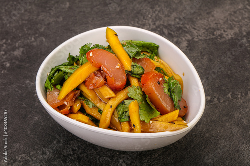 Salad with mango and chicken