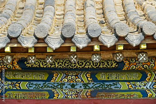 Fotografía Traditional Unglazed Chinese-style Roof Tiles And Ornamental Front Wall Painting