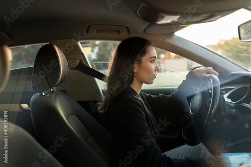 Young businesswoman looking away while driving car © Jose Carlos Ichiro/Westend61