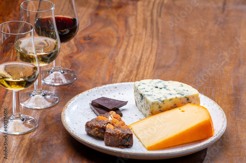 Valokuvatapetti Tasting and pairing of different cheeses with strong alcoholic drinks, whisky, c