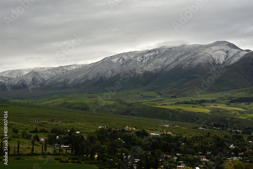 Valle verde y montañas blancas