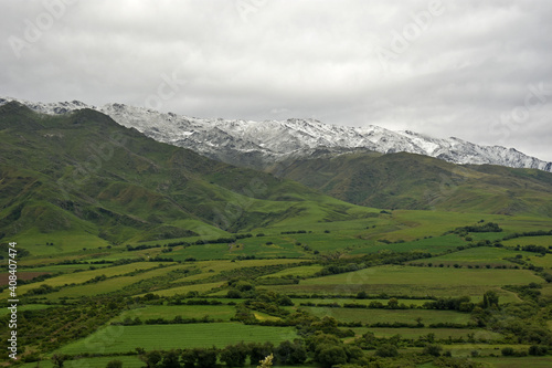 Valle verde y montañas blancas