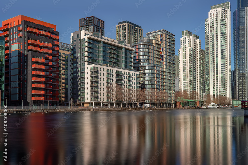 Obraz premium Canary Wharf London UK housing skyscrapers and offices next to river