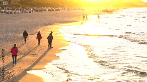 Menschen und Kinder an der Ostsee im warmen Licht