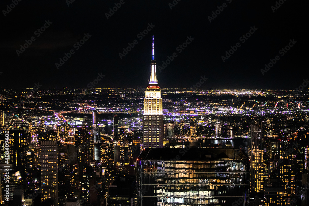 Fototapeta premium Scenic view of Manhattan downtown scyscrapers at night