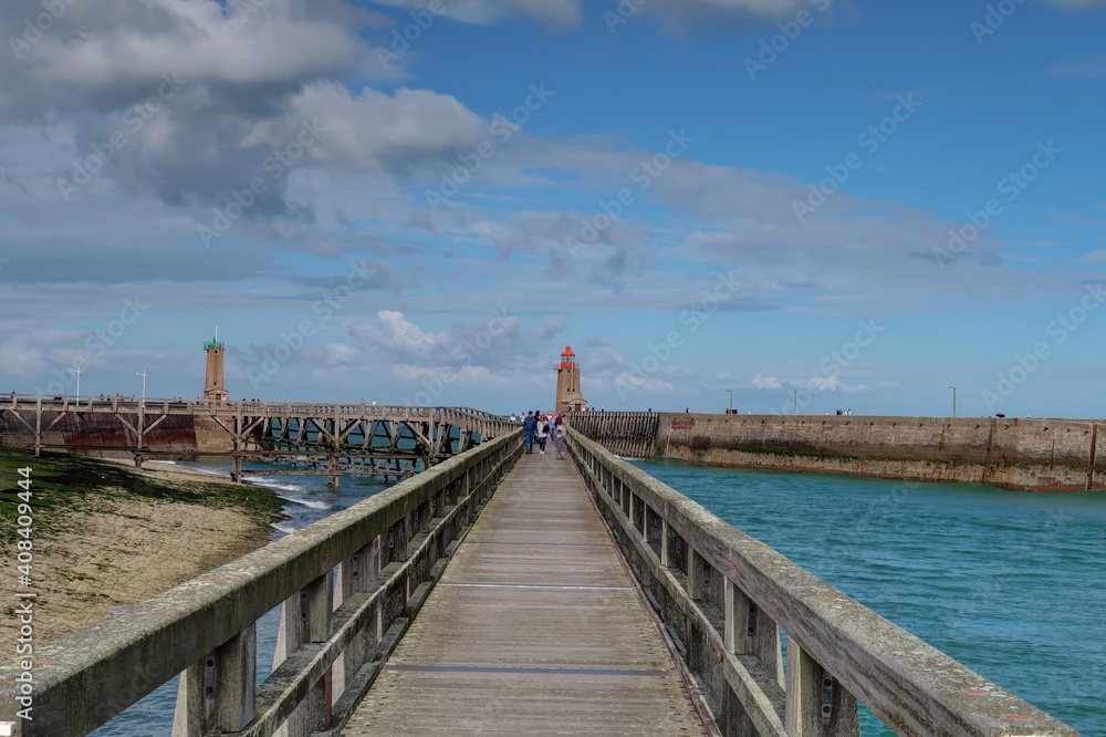 Fototapeta premium plage et port de Fécamp en Normandie
