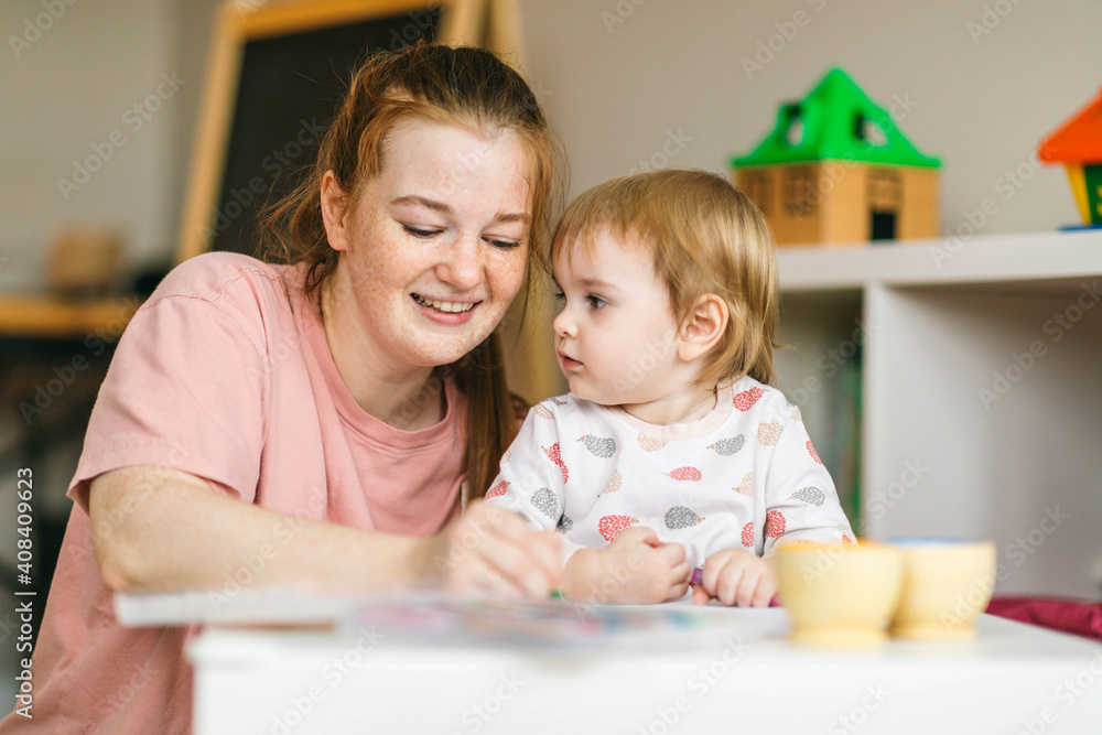 Mom draws with a one-year-old baby. Development, creativity and education of children at home Mom draws with a one-year-old baby. Development, creativity and education of children at home