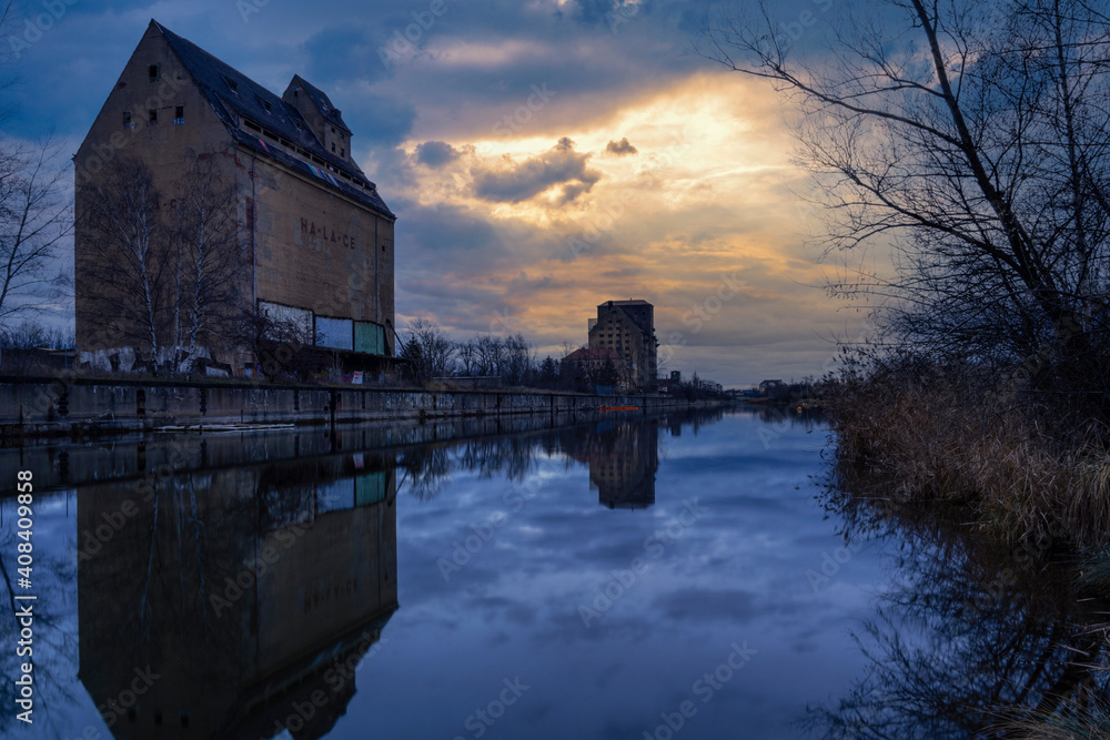 Obraz premium eine altes verfallenes Industriegeäude an einem Fluss