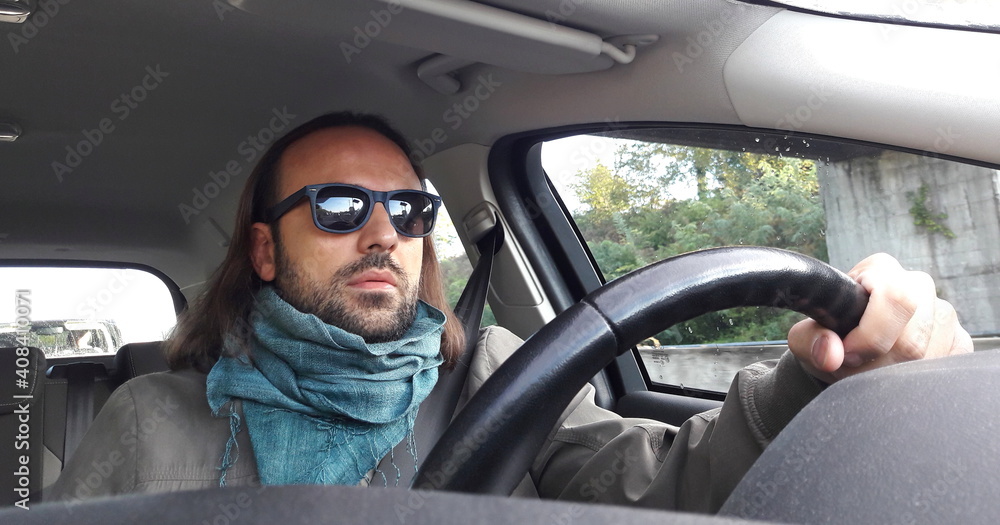 Uomo alla guida della propria automobile Uomo alla guida della propria automobile