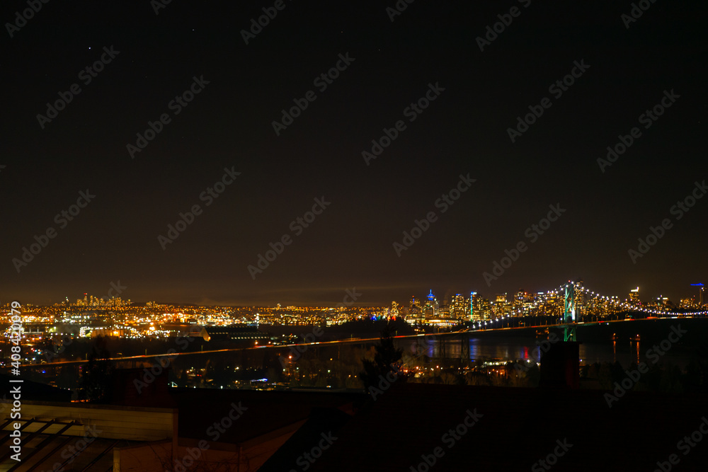 バンクーバーのビル街の夜景と橋