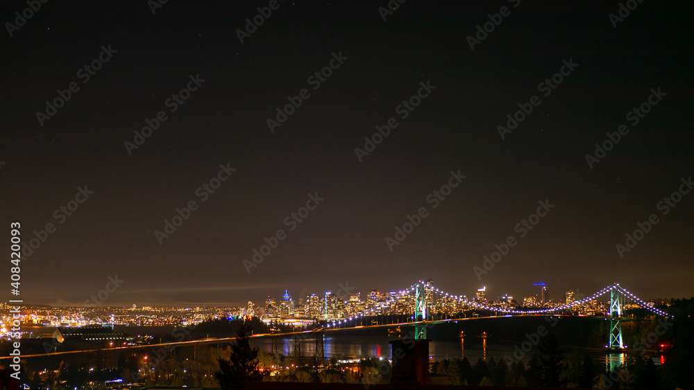 Fototapeta premium バンクーバーのビル街の夜景と橋