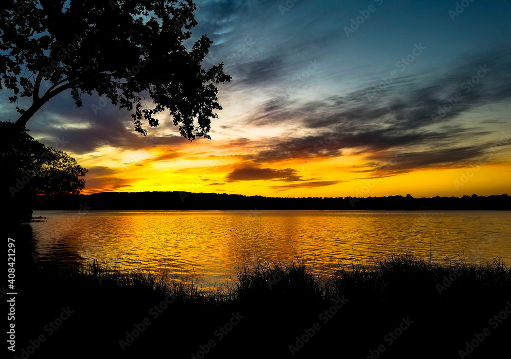 Obraz premium sunset over the lake