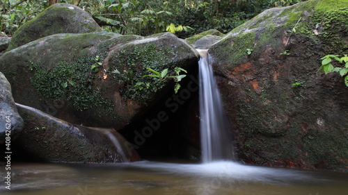 cascada natural, agua en forma de seda
