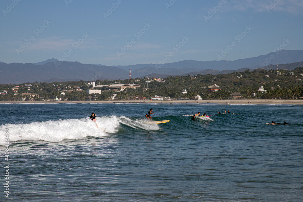 Obraz premium La Punta, Puerto Escondido, Oaxaca Mexico. Enero 22 del 2021. Mujeres surfistas practican este deporte acuatico en las playas de La Punta, Puerto Escondido Oaxaca. 