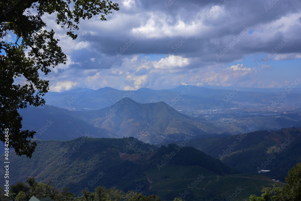 Paisaje hacia las montañas en Guatemala desde el Hato en el departamento de Sacatepéquez