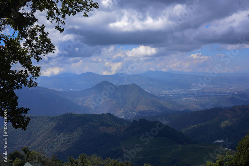 Paisaje hacia las montañas en Guatemala desde el Hato en el departamento de Sacatepéquez