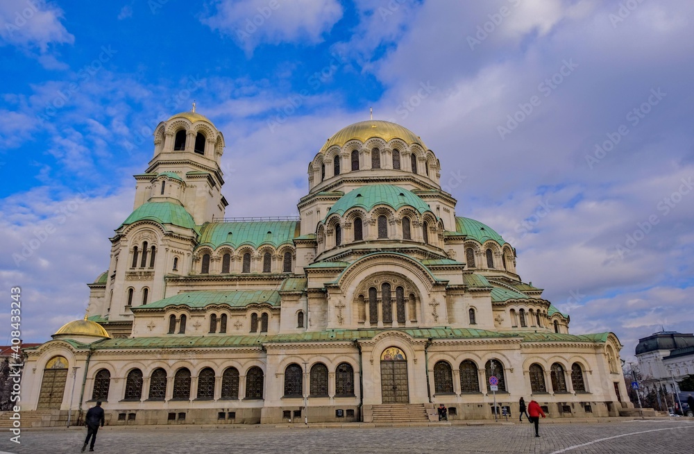 Obraz premium Gorgeous architecture of Alexander Nevsky Orthodox cathedral with blue sky background. Bulgaria. Sofia. 06.01.2021.