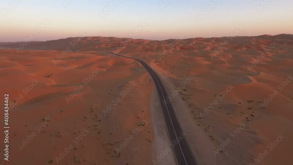 Video „Liwa oasis long curved sandy desert road along Moreeb dune Abu