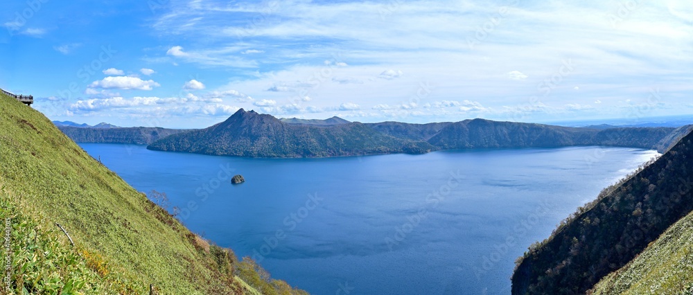 摩周ブルーに染まる晩秋の摩周湖のパノラマ情景@北海道 摩周ブルーに染まる晩秋の摩周湖のパノラマ情景@北海道