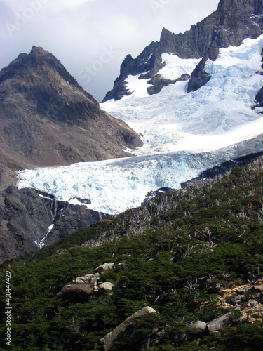 Glaciar de montaña y bosque magallánico en valle del Francés. Torres del Paine, región de Magallanes, Chile 