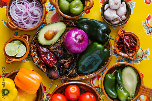 фотографія mexican ingredients to cook spicy red sauce in a mexican kitchen
