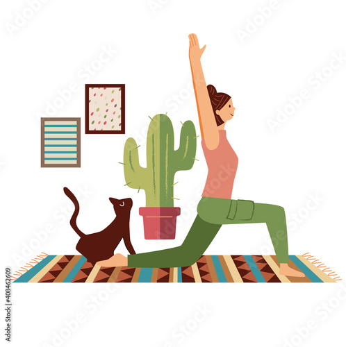 部屋で、腕をあげてヨガのポーズをする若い女性と猫