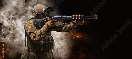 Foto American soldier comes out of the smoke on the battlefield