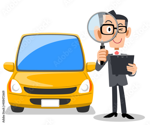 書類を手に持ち虫眼鏡を覗くスーツの男性と車
