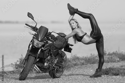 Fototapeta Naklejka Na Ścianę i Meble -  young woman with a sports motorcycle
