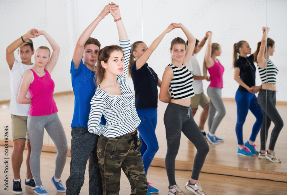 Obraz premium Teenagers studying of partner dance at dance school. .