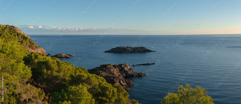 Obraz premium Paisaje de montaña de día con nubes