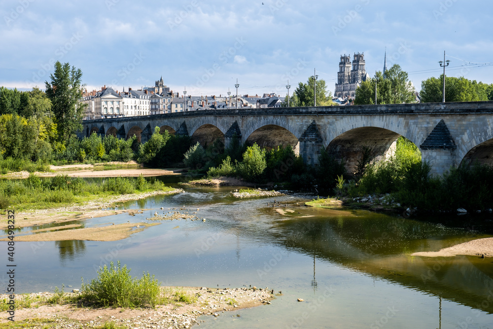 Le pont sur la Loire devant Orléans, au fond la cathédrale