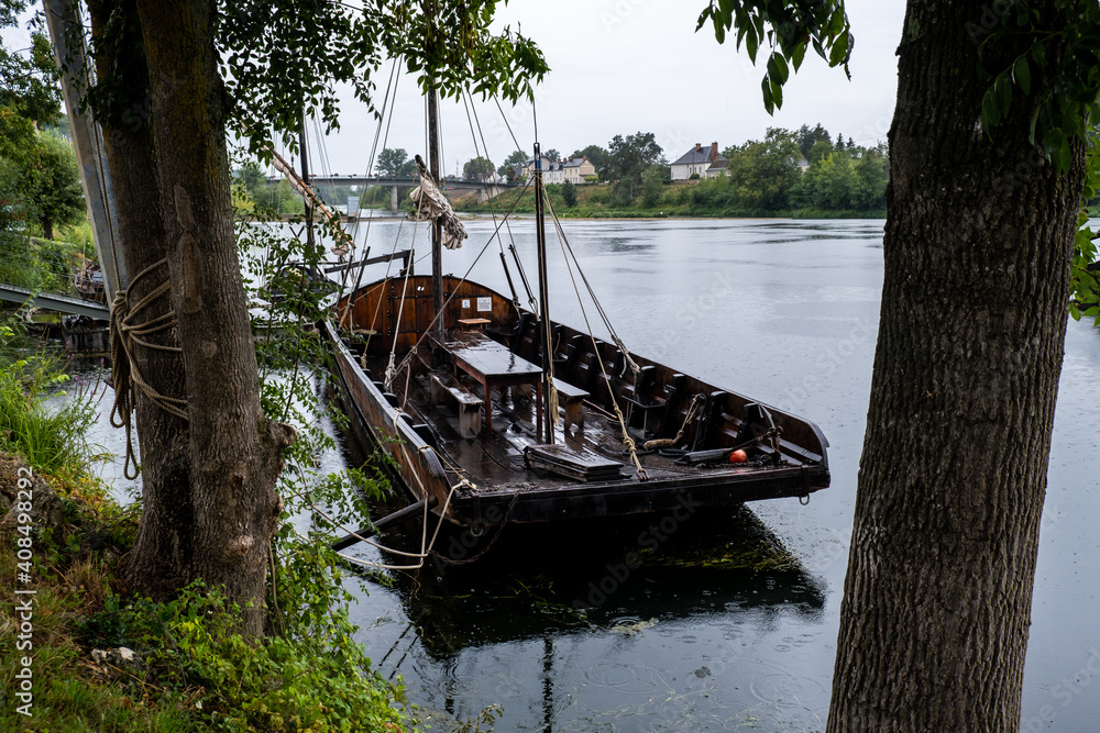 Gabare arrimée sur la rive du Cher à Savonnière par une journée de pluie.