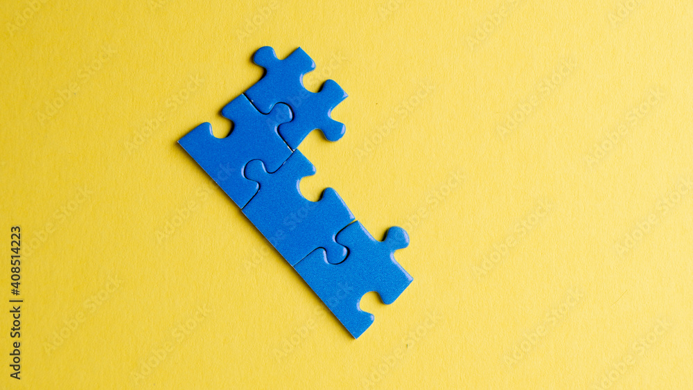 Obraz premium scattered puzzle pieces on colored background