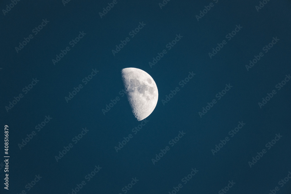 media luna en un cielo limpio al atardecer media luna en un cielo limpio al atardecer