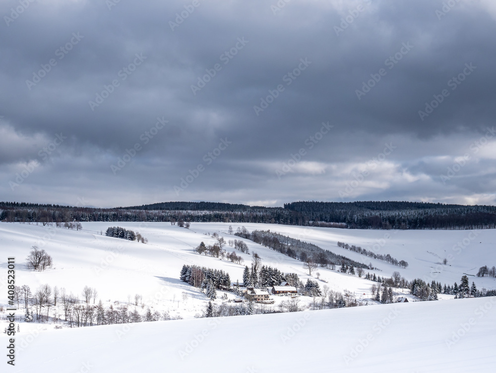 winterliches Dorf im Erzgebirge Sachsen