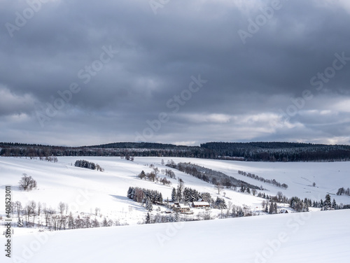 winterliches Dorf im Erzgebirge Sachsen © Animaflora PicsStock