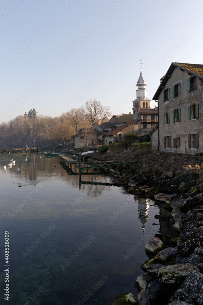 Matinée hivernale à Yvoire, village médiéval en Haute-Savoie sur les rives du lac Léman