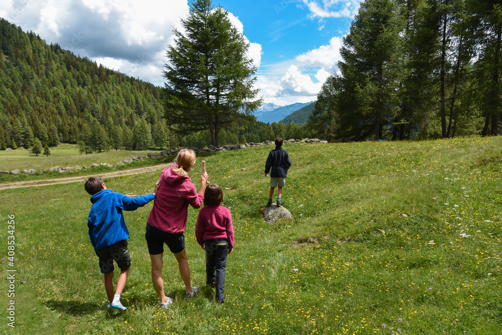 Obraz premium famiglia in montagna bambini all'aria aperta camminata sport benessere 