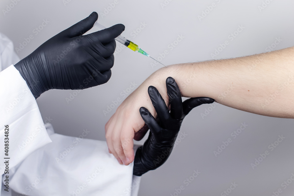 Foto Stock An orthopedic surgeon gives an injection in the wrist