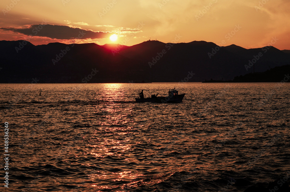 barca tramonto mare lago peschereccio pescatori 