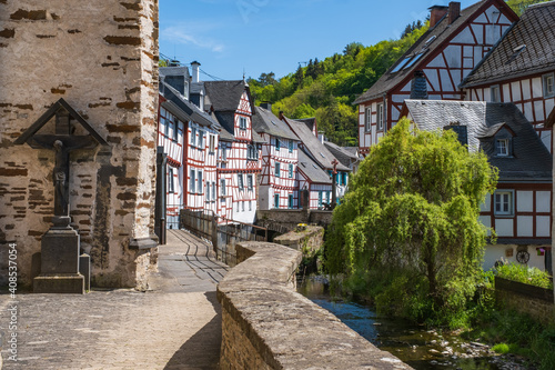 Foto View of the historic half-timbered houses in the romantic Eifel town of Monreal