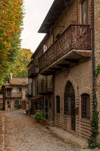 Fototapeta Naklejka Na Ścianę i Meble -  Gasse in der Altstadt von Grazzano Visconti in der Emilia-Romagna in Italien 