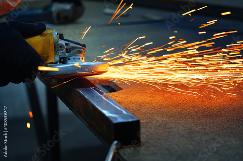 Fotografia grinding a metal with sparks