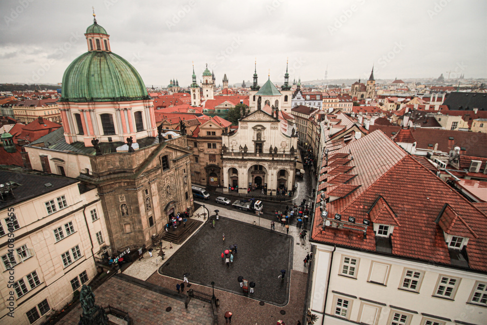 Goldene Stadt Prag; Kreuzherrenplatz mit Kreuzherren- und St.-Salvator-Kirche