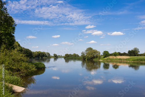 Fluss Weser in Petershagen im Mai